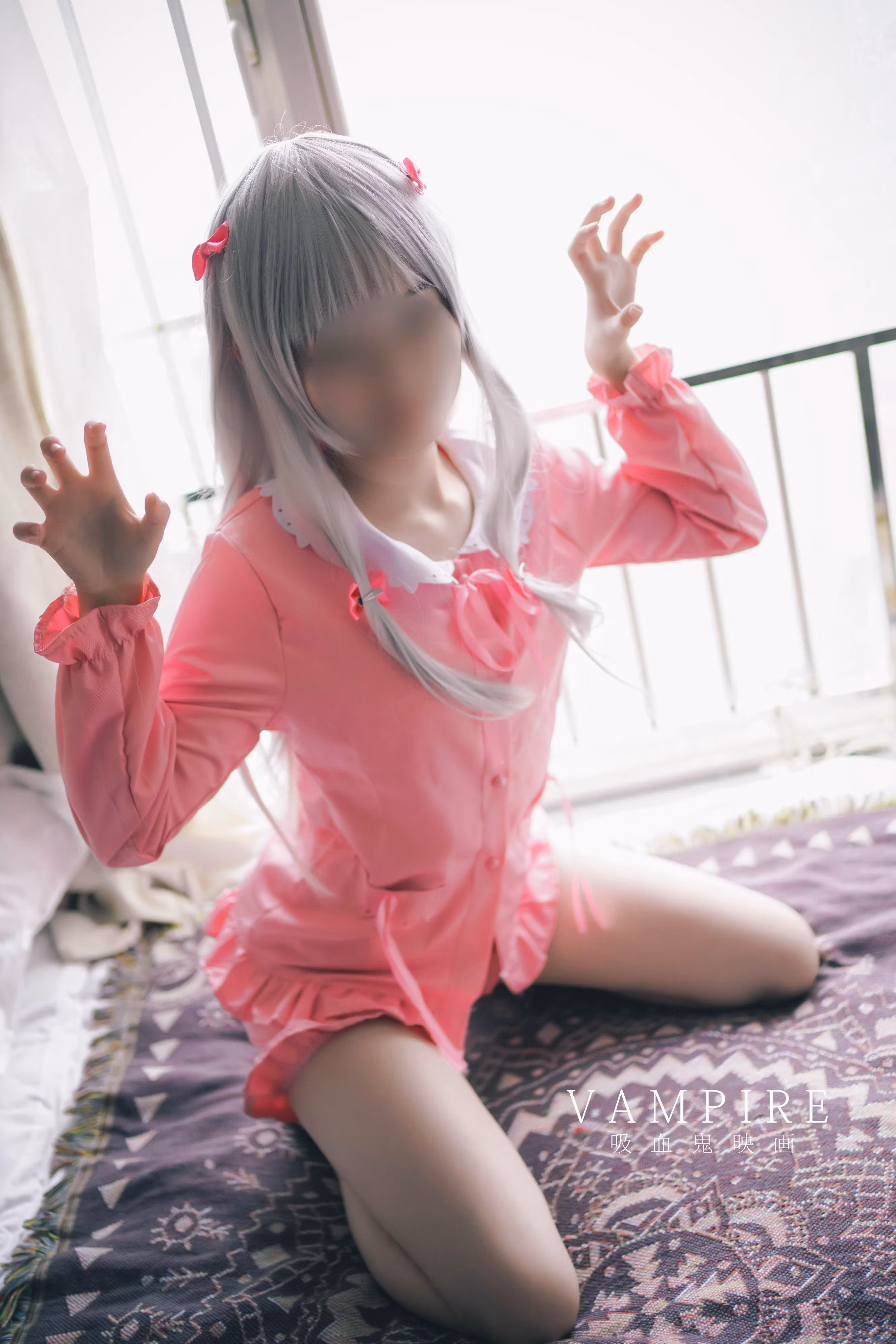 温馨卧室双人床背景下勾勒极品萝莉美腿曲线